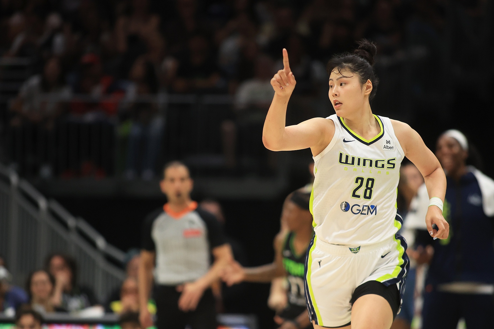 李月汝爆发砍20分4篮板2抢断刷新纪录 队友低迷仅她独撑19-3攻势