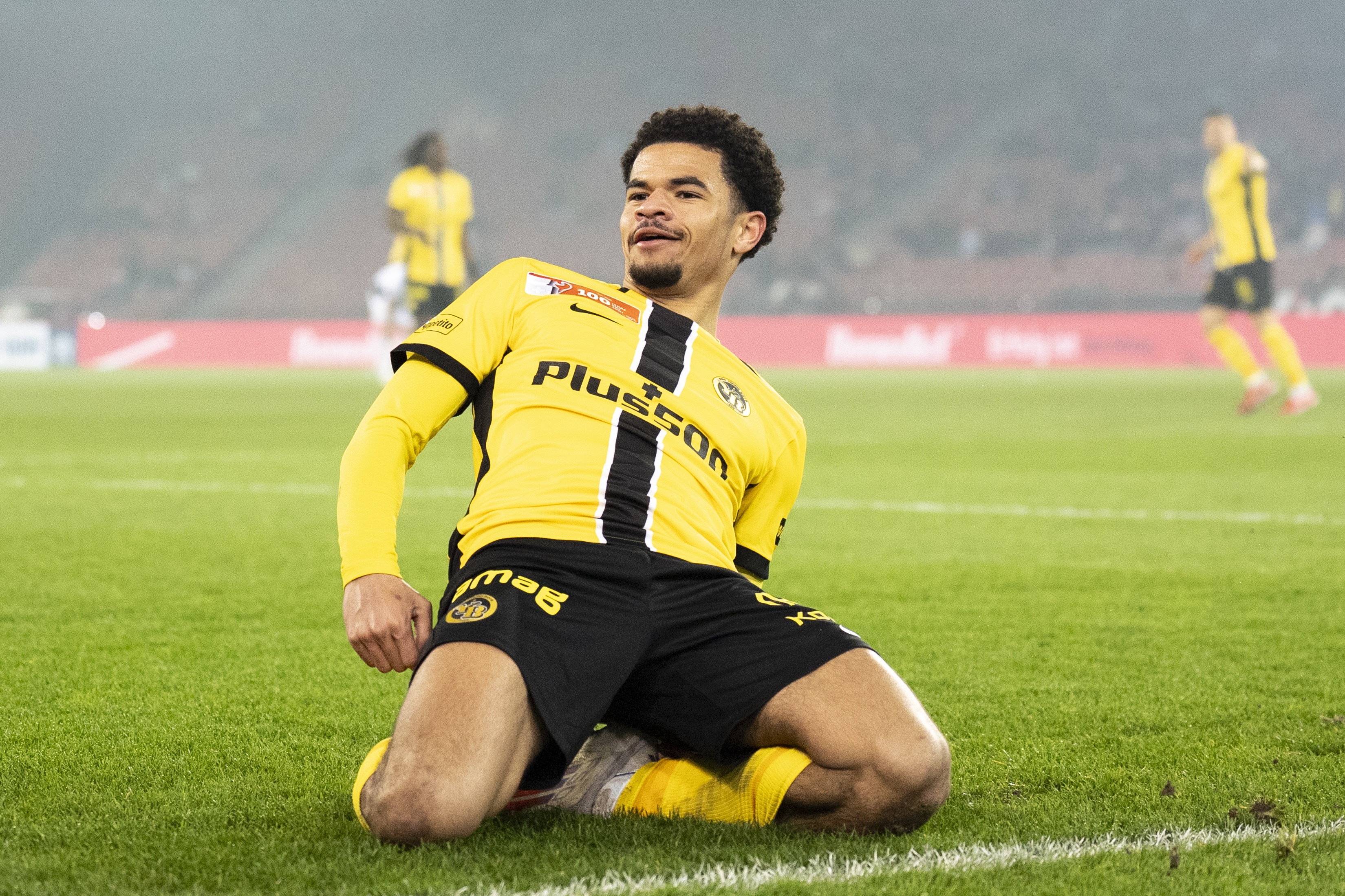 官方网站-记者：年轻人边卫阿泰卡梅已抵达米兰城，准备完成转会米兰程序