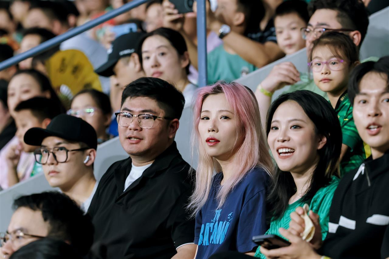 游戏模拟器APP下载-东北女生北京国安主场4万人面前反向求婚：北京爷们儿，我们结婚吧！