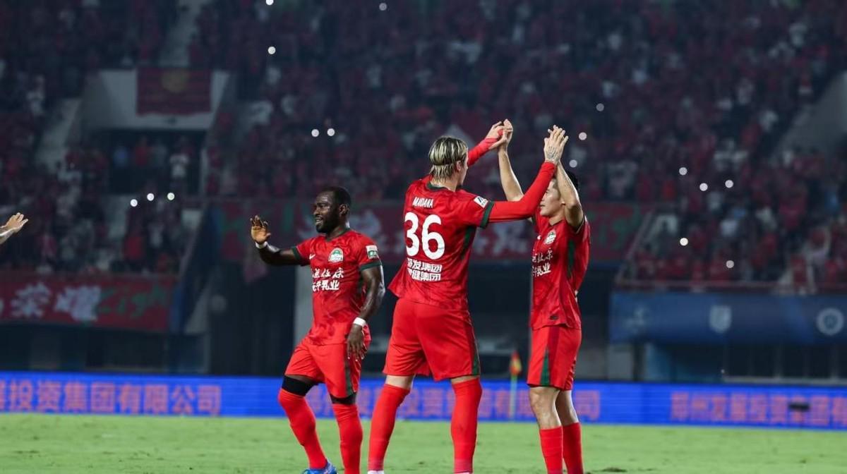 开云棋牌-中超最新积分榜！海港战平，申花回榜首，垫底队连胜保级形势大乱