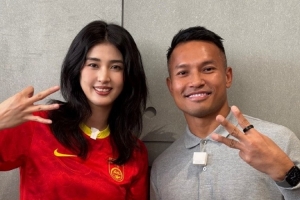 游戏模拟器APP下载-赵丽娜合影新加坡门将桑尼：为国足接好运