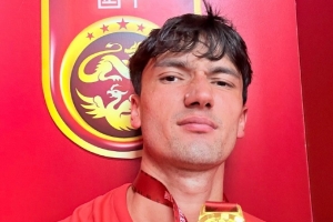 开云棋牌-木塔力甫社媒庆祝盐城四国赛夺冠：跟生命一样珍惜场上的每分每秒