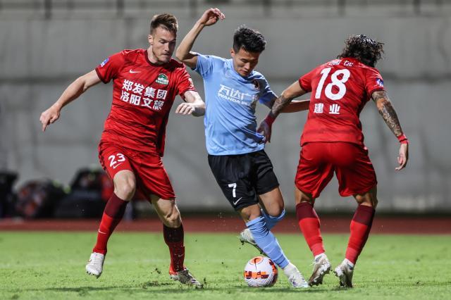 开云棋牌-中超首轮：大连人有新意 本土可喜两国脚应追罚