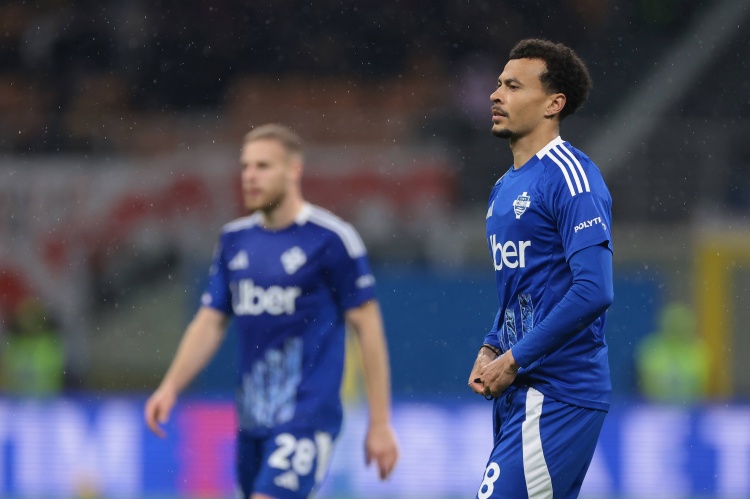 官方网站-TA：自由球员阿里在热刺的训练基地进行个人训练，保持状态